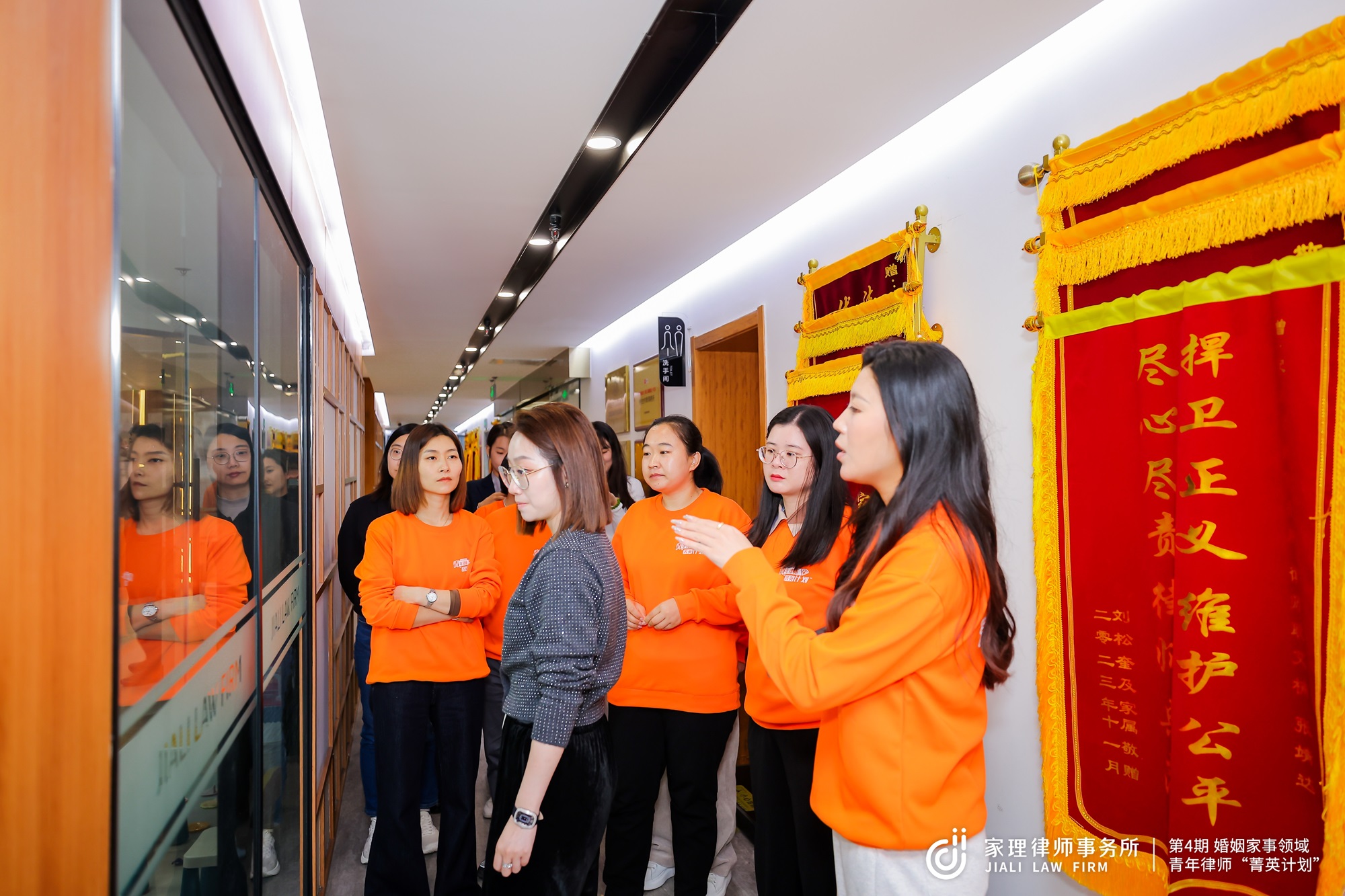 图为参观逐梦国际